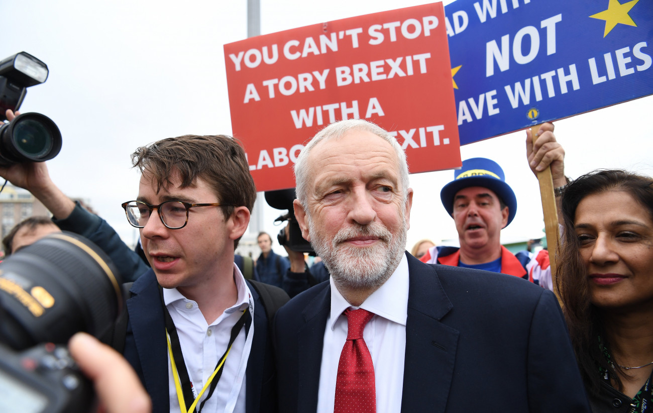 Jeremy Corbyn, a legnagyobb brit ellenzéki erő, a Munkáspárt vezetője érkezik a párt éves kongresszusára Brightonban 2019. szeptember 22-én, az ötnapos esemény második napján.
MTI/EPA/Andy Rain