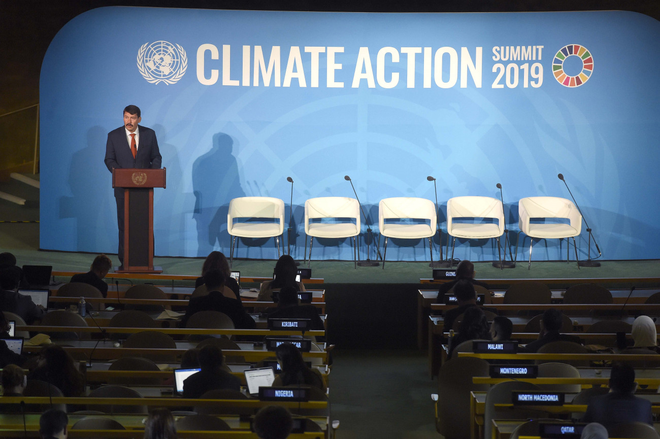 New York, 2019. szeptember 24. 
Áder János köztársasági elnök felszólal az ENSZ-klímacsúcson a világszervezet New York-i székházában 2019. szeptember 23-án. Áder János Magyarország Virtuális erőmű programját ajánlotta a csúcs résztvevőinek figyelmébe felszólalásában. Az éghajlatváltozással foglalkozó csúcsértekezleten 66 állam- és kormányfő - köztük Áder János köztársasági elnök - vesz részt.
MTI/Bruzák Noémi