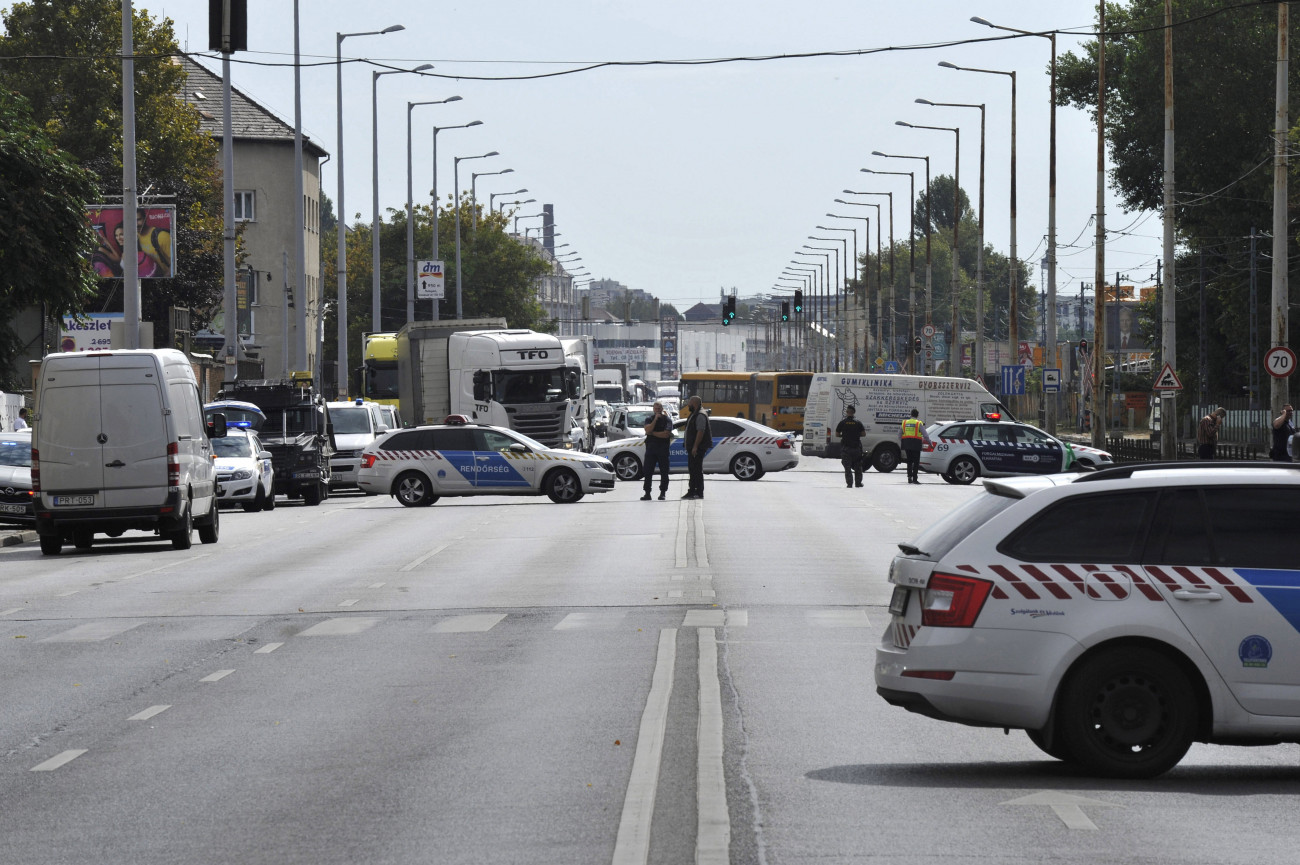 Budapest, 2019. szeptember 27.
Rendőrök biztosítják a helyszínt 2019. szeptember 27-én a IX. kerületi Soroksári úton, ahol három férfi és három nő megtámadott egy 38 éves nőt, aki nyolc napon belül gyógyuló, könnyű sérülést szenvedett. A verekedés közben egy lövés is eldördült.
MTI/Mihádák Zoltán