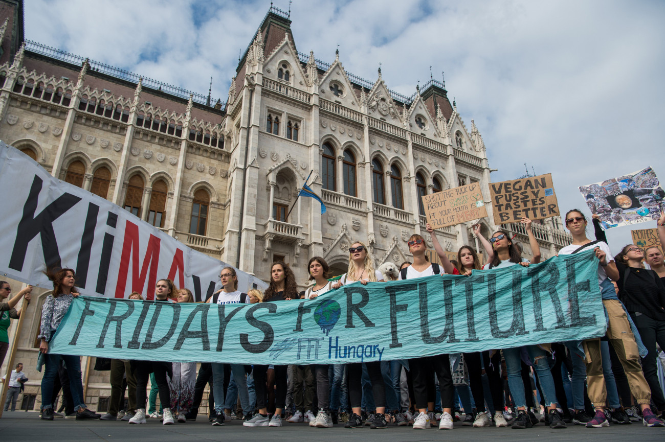 Budapest, 2019. szeptember 27.
A harmadik globális klímasztrájkhoz kapcsolódó budapesti tüntetés résztvevői az Országház előtti Kossuth Lajos téren 2019. szeptember 27-én. A tüntetést a Fridays For Future Magyarország mozgalom szervezte.
MTI/Balogh Zoltán