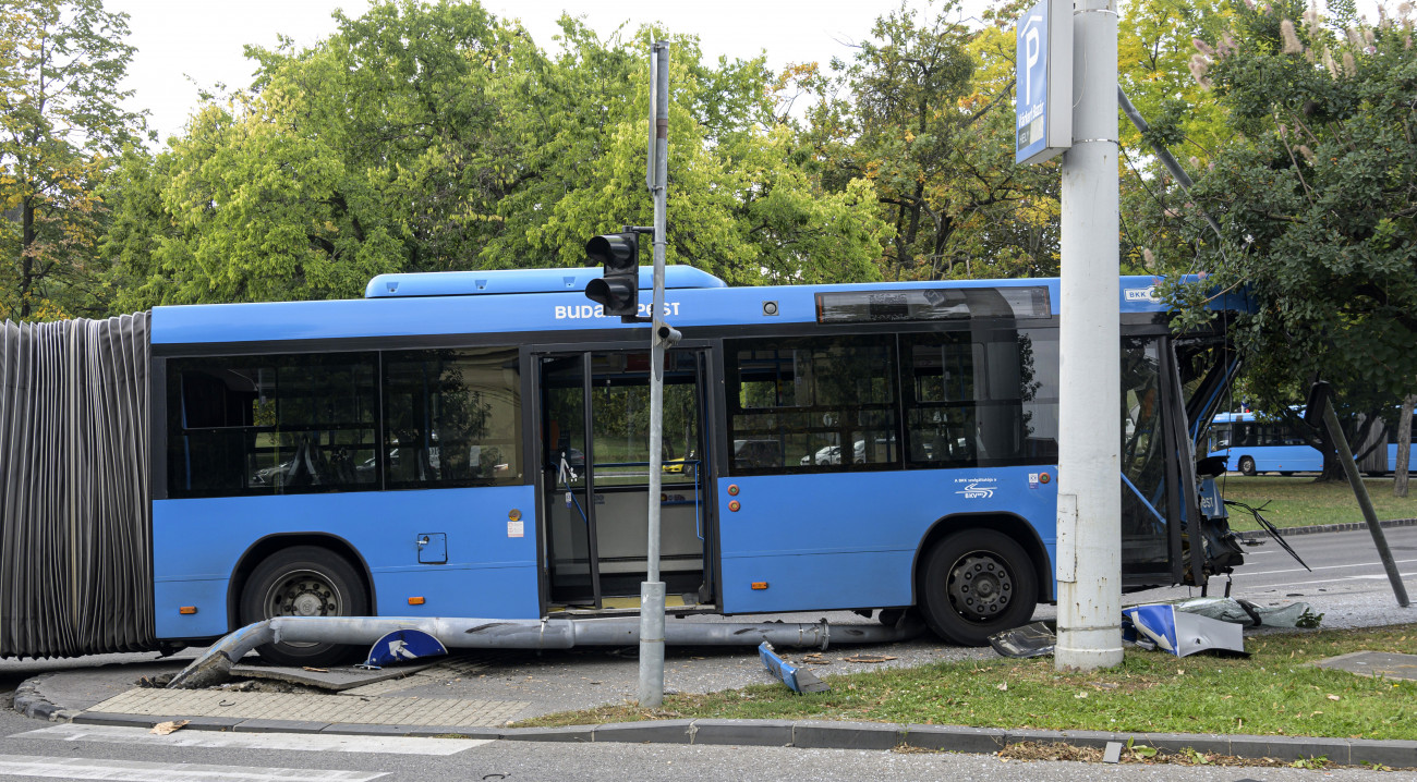 Budapest, 2019. szeptember 27.
Ütközésben összeroncsolódott busz az I. kerületi Szarvas térnél, az Attila út és Apród utca kereszteződésében 2019. szeptember 27-én. Az 5-ös busz személyautóval ütközött, a balesetben négyen megsérültek.
MTI/Szigetváry Zsolt