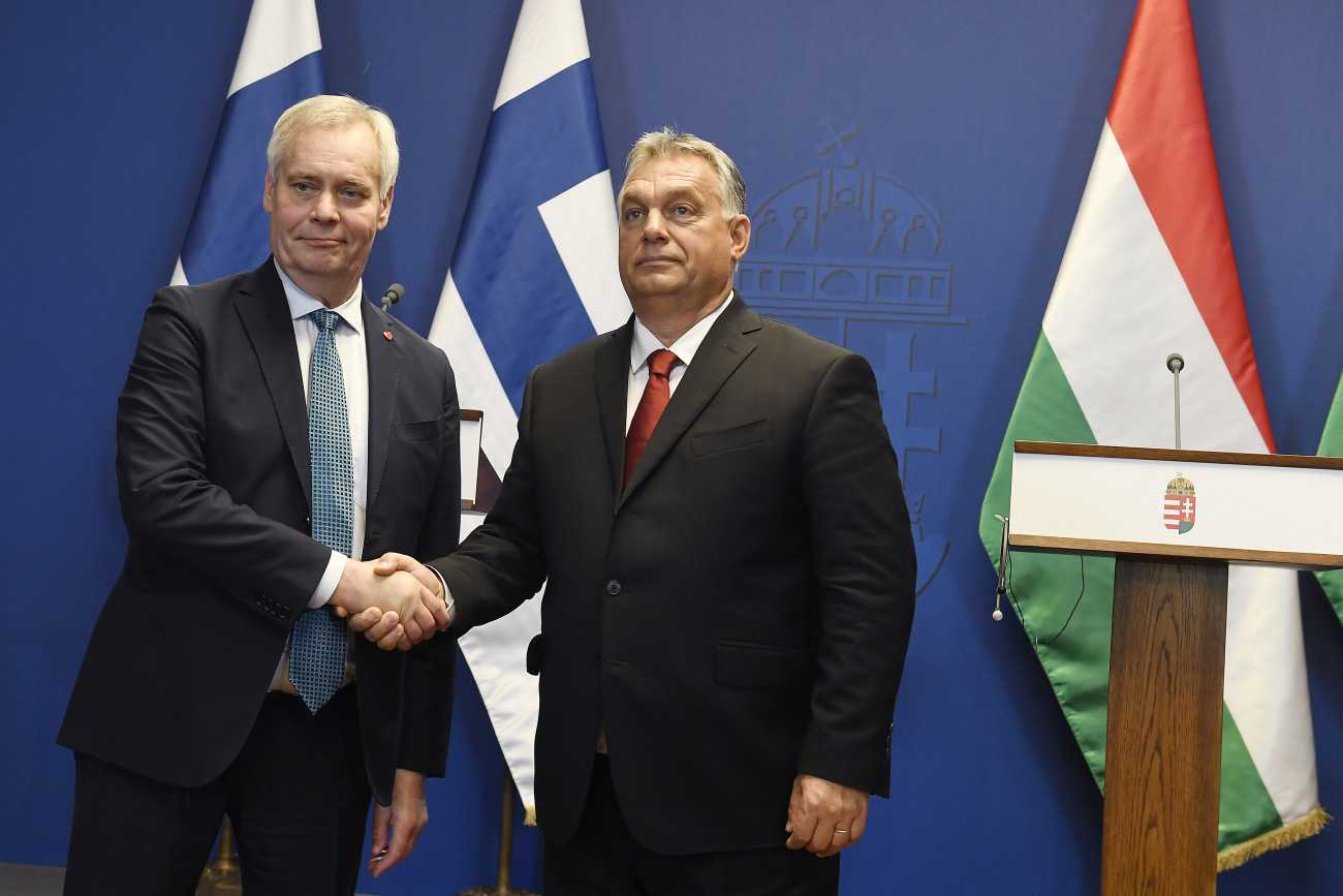 Budapest, 2019. szeptember 30.
Orbán Viktor miniszterelnök (j) és Antti Rinne, az EU soros elnökségét betöltő Finnország kormányfője a tárgyalásukat követően tartott sajtótájékoztatón a Karmelita kolostorban 2019. szeptember 30-án.
MTI/Koszticsák Szilárd