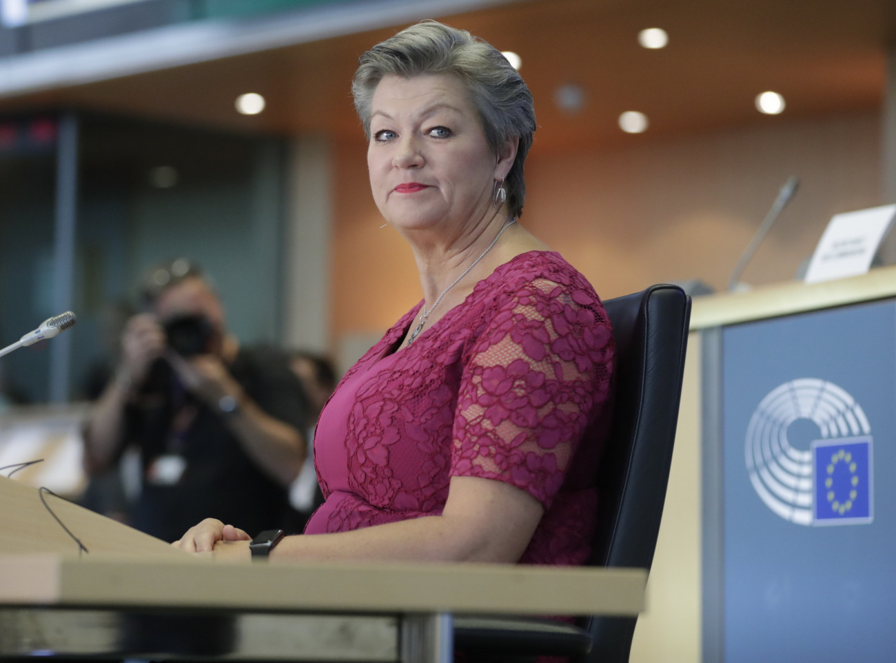 Az Európai Bizottság belügyi biztosának jelölt svéd Ylva Johansson az Európai Parlament illetékes bizottsága előtti meghallgatásán Brüsszelben 2019. október 1-jén. A belügyi biztos hatáskörébe tartoznak a határvédelemmel, a schengeni övezettel és részben a bevándorlással kapcsolatos kérések.
MTI/EPA/Olivier Hoslet