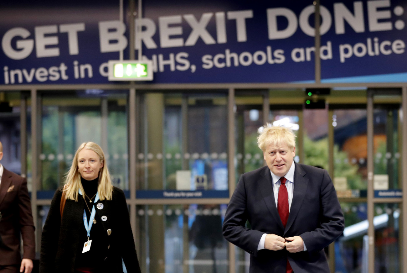 Boris Johnson brit miniszterelnök interjúra érkezik pártja, a Konzervatív Párt manchesteri kongresszusán 2019. október 1-jén.
MTI/AP/Frank Augstein