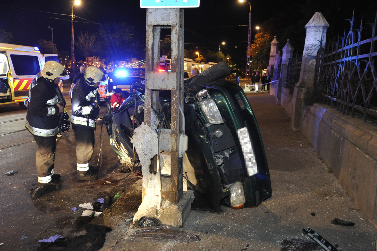 Budapest, 2019. október 4.
Összeroncsolódott személygépkocsi 2019. október 4-én az I. kerületi Szent Gellért rakparton, ahol két autó összeütközött, majd az egyik gépkocsi villanyoszlopnak csapódott és felborult. A felborult autóban ülő egyik férfi a helyszínen életét vesztette. Egy másik férfit életveszélyes állapotban vittek kórházba a mentők.
MTI/Mihádák Zoltán