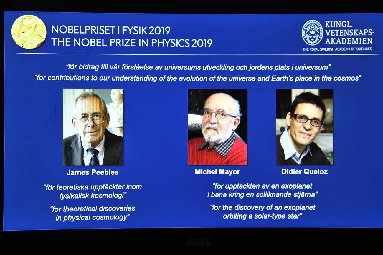Stockholm, 2019. október 8.
James Peebles kanadai-amerikai kozmológus, Michel Mayor svájci asztrofizikus és a szintén svájci Didier Queloz csillagász (b-j) portréja a kivetítőn a Svéd Királyi Tudományos Akadémia stockholmi sajtótájékoztatóján 2019. október 8-án, miután bejelentték, hogy csillagászati kutatásokért ők kapták az idei fizikai Nobel-díjat.
MTI/EPA/TT NEWS AGENCY/Claudio Bresciani