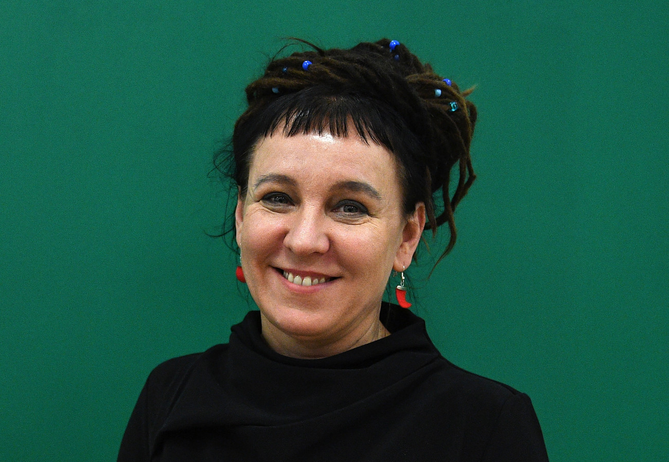 London, 2019. október 10.
2017. március 15-én készült kép Olga Tokarczuk lengyel íróról a Londoni Könyvvásáron. A Svéd Akadémia 2019. október 10-én bejelentette, hogy Olga Tokarczuk nyerte el a 2018-as irodalmi Nobel-díjat. 2018-ban elmaradt az irodalmi Nobel-díj díjkiosztója az akadémiát megrázó szexuális botrány miatt, amelybe Katarina Frostenson az akadémia első női elnöke is belebukott.
MTI/EPA/Facundo Arrizabalaga