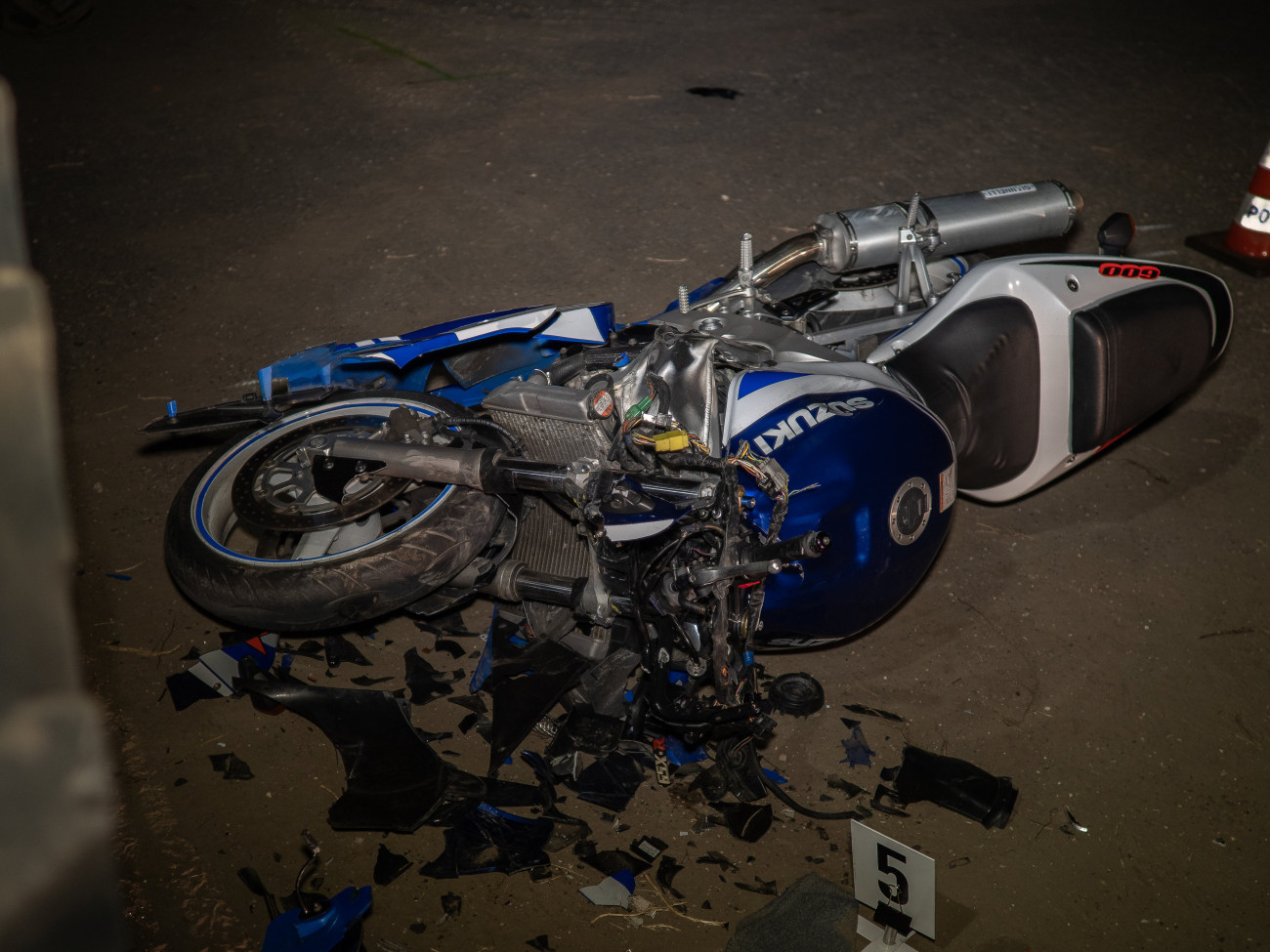 Öttömös, 2019. október 11.
Ütközésben összeroncsolódott motorkerékpár Öttömösön 2019. október 11-én. Egy ember meghalt, egy pedig megsérült, amikor a motorkerékpár egy traktor ütközött össze.
MTI/Donka Ferenc