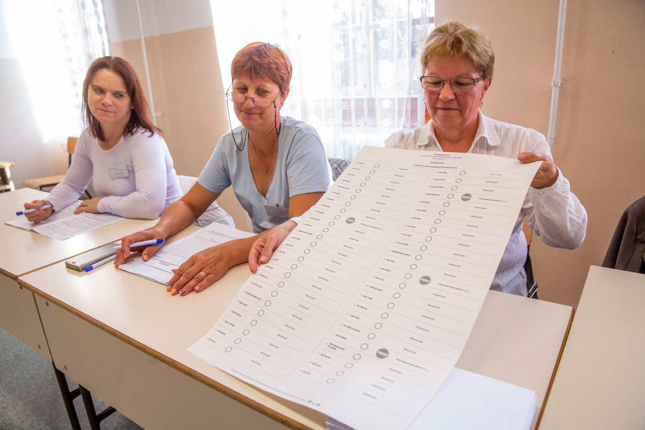 Kunágota, 2019. október 13.
Szavazólap a kunágotai általános iskolában kialakított szavazókörben 2019. október 13-án. A településen - ahol 49 egyéni listás jelölt indul - szavaznak az ország legnagyobb, 420x635 milliméteres szavazólapjával.
MTI/Rosta Tibor