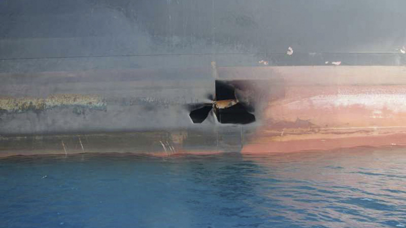 Vörös-tenger, 2019. október 14.
Az iráni olajügyi minisztérium, a SHANA felvétele az NIOC iráni állami olajtársaság tulajdonában álló, Sabiti nevű tanker oldalán tátongó lyukak egyikéről a Vörös-tengeren. Két nappal korábban a szaúd-arábiai Dzsiddától mintegy százharminc kilométerre támadás érte a tartályhajót, két robbanás lyukat ütött két tározórekeszen, olajuk a tengerbe folyt. Irán tájékoztatása szerint a legénység egyik tagja sem sebesült meg, tűz sem keletkezett a hajón, amely stabil és irányítható maradt. Iráni szakértők terrortámadásra gyanakodtak, az olajtársaság pedig két rakétatalálatról számolt be.
MTI/AP/SHANA
