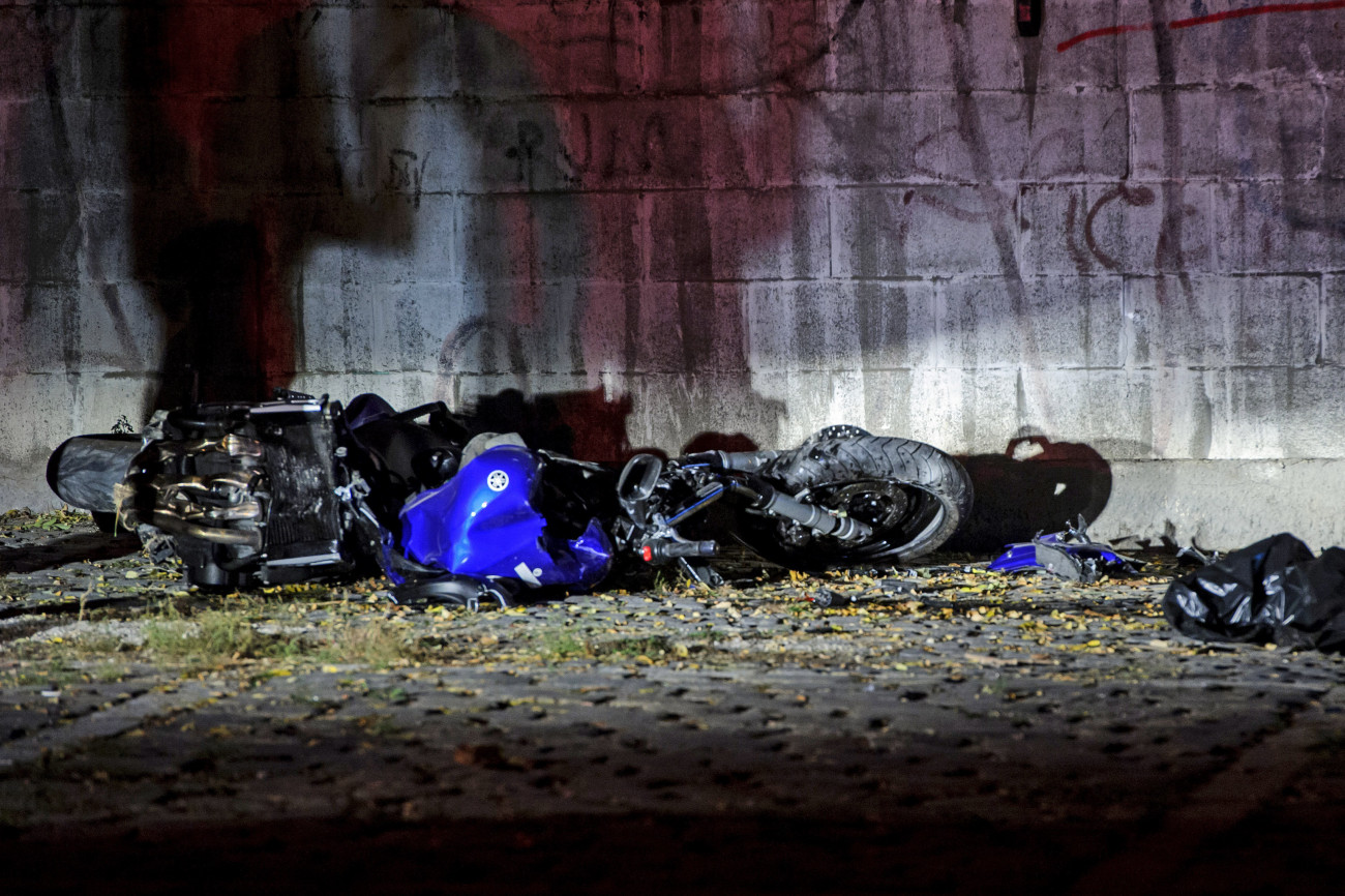 Piliscsaba, 2019. október 14.
Összetört motorkerékpár, miután letért a 10-es főútról és betonfalnak csapódott 2019.október 14-én. A motoros a helyszínen életét vesztette.
MTI/Lakatos Péter