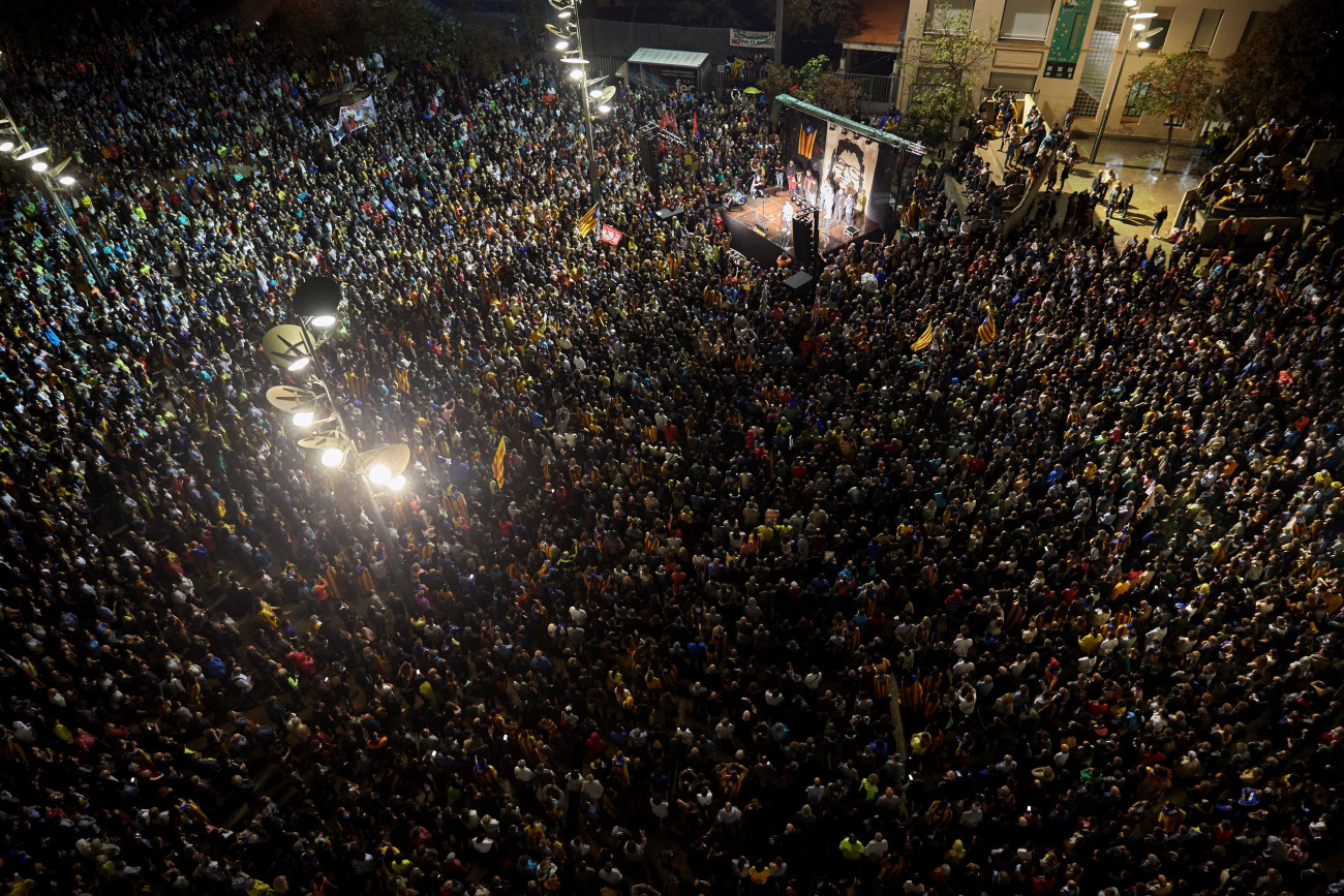 Girona, 2019. október 14.
Függetlenségpárti tüntetők Gironában 2019. október 14-én. Ezen a napon a spanyol legfelsőbb bíróság kilenc katalán függetlenségi vezetőt zendülés miatt 9 és 13 év közötti börtönbüntetésre ítélt.
MTI/EPA/EFE/David Borat