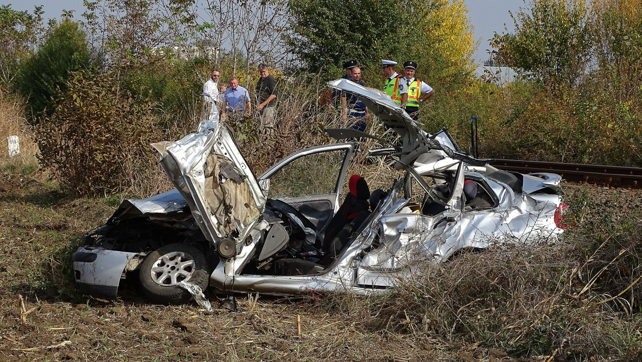 Mezőkovácsháza, 2019. október 17.
Összeroncsolódott személyautó a Békés megyei Mezőkovácsháza határában 2019. október 17-én. Az autó motorvonattal ütközött, miután a fénysorompó tiltó jelzése ellenére a sínekre hajtott. A sofőr a helyszínen meghalt.
MTI/Donka Ferenc