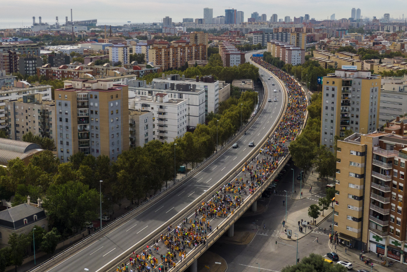 Barcelona, 2019. október 18.
Függetlenségi vezetők börtönbüntetése miatt tiltakozó tüntetők vonulnak Barcelona központja felé 2019. október 18-án, a demonstrációk ötödik napján, amikor a függetlenségpártiak egynapos általános sztrájkot tartanak Katalóniában. A spanyol legfelsőbb bíróság kilenc katalán függetlenségi vezetőt zendülés miatt 9 és 13 év közötti börtönbüntetésre ítélt.
MTI/AP/Emilio Morenatti