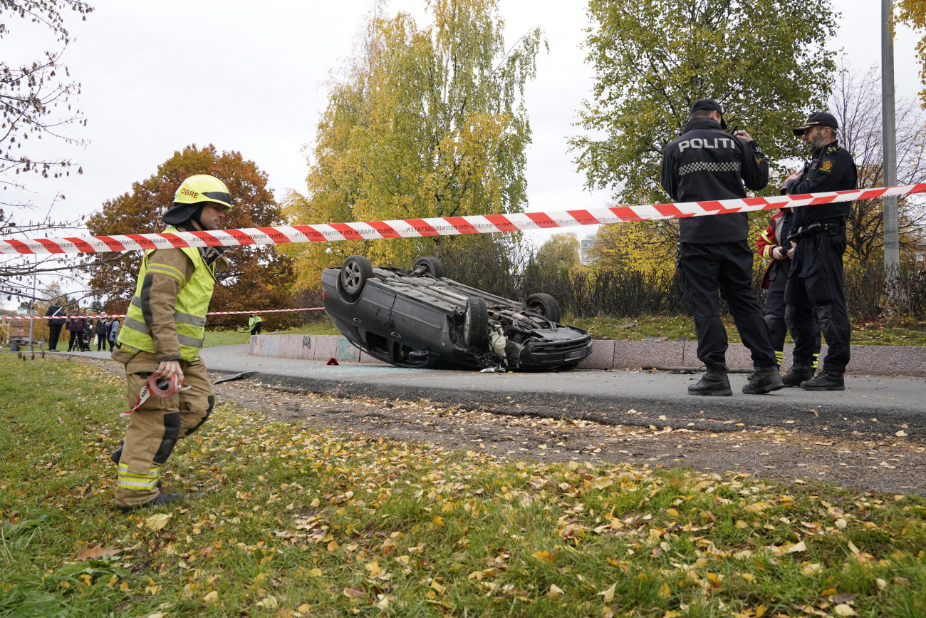 Oslo, 2019. október 22.
Felfordult gépkocsi egy ámokfutás helyszínén Oslóban 2019. október 22-én, miután egy felfegyverzett férfi lopott mentőautóval gyalogosokat gázolt. A rendőrség elfogta a jármű tolvaját, akit lövésekkel megsebesítettek.
MTI/EPA/Stian Lysberg Solum
