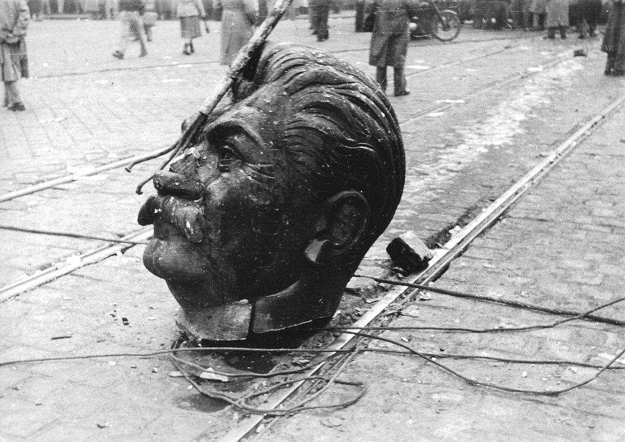 A Sztálin téren (ma Felvonulási tér) ledöntött Sztálin-szobor feje a Nagykörút - Rákóczi út kereszteződésében (Wikipédia/