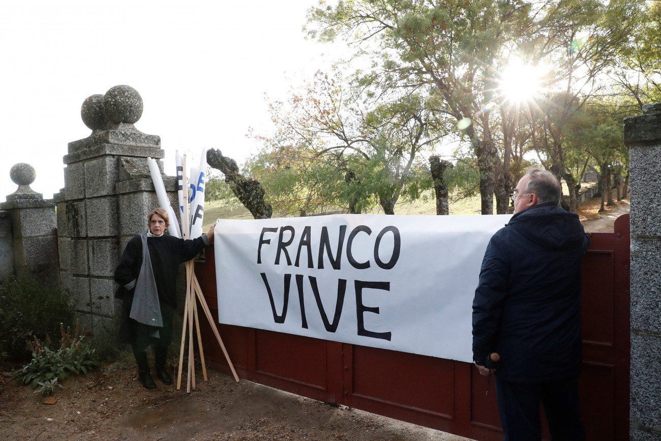 San Lorenzo del Escorial, 2019. október 24.
Francisco Franco egykori spanyol diktátor támogatói Franco él jelentésű felirattal a spanyol polgárháború áldozatainak emléket állító Elesettek Völgyének bejáratánál, a Madridtól 40 kilométerre fekvő San Lorenzo del Escorialnál.