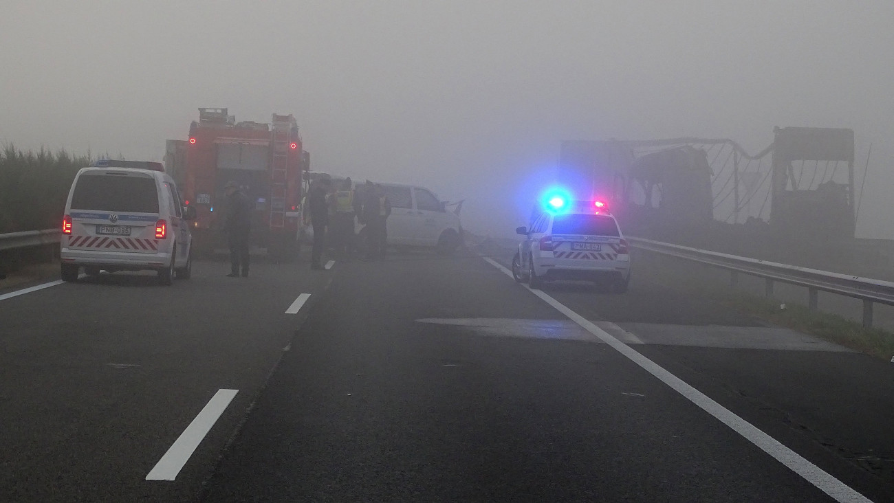 Helyszínelés az M5-ös autópályán Kistelek közelében, a 146-os kilométerszelvényében 2019. október 28-án. A balesetben egy Budapest felé tartó kamion ütközött két személyautóval. A kamion eddig ismeretlen okból átszakította a szalagkorlátot és a szembejövő sávokban érkező két személyautóval ütközött. A két autó kigyulladt, a benne utazók a helyszínen meghaltak.
MTI/Donka Ferenc
