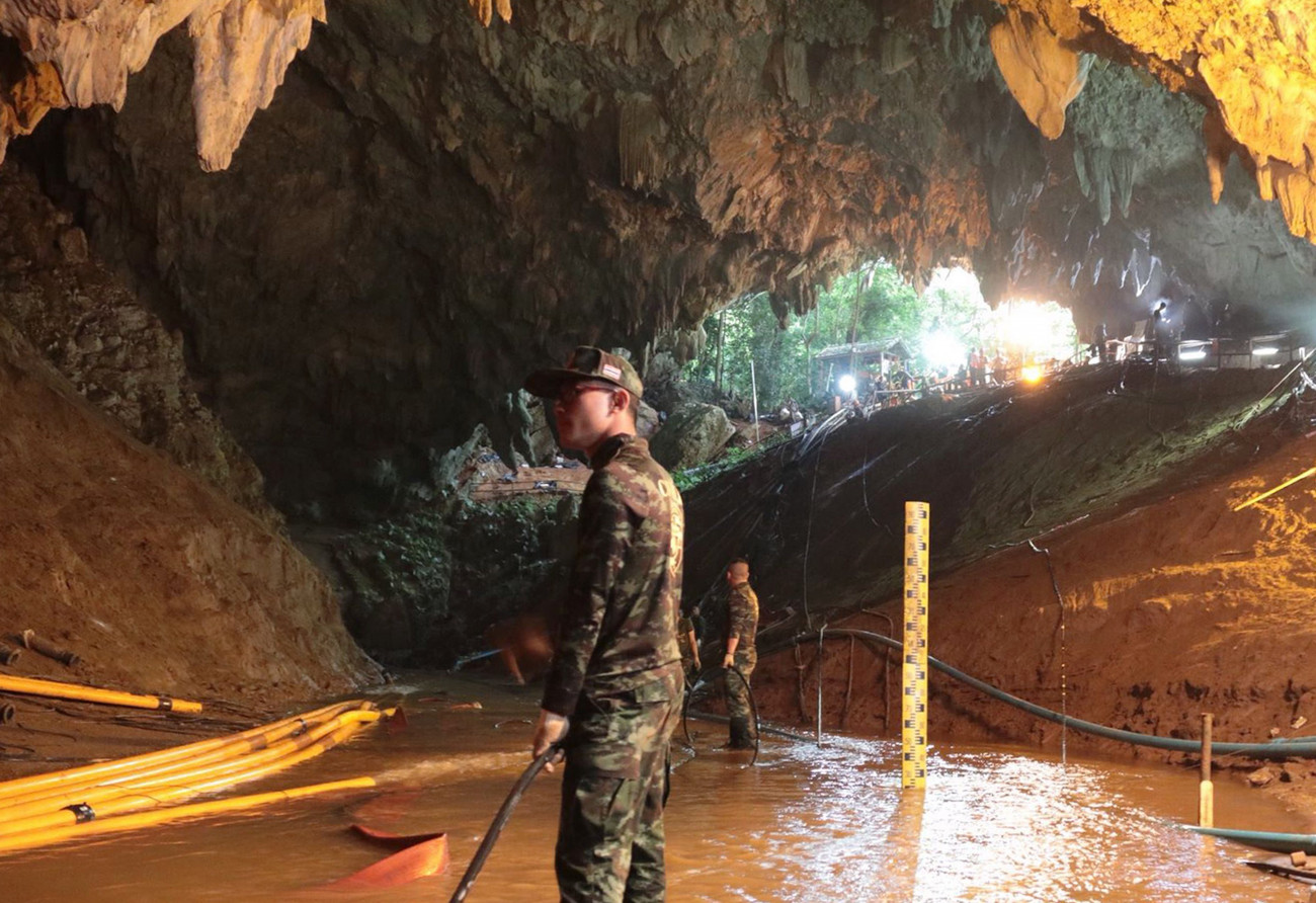 Maeszai, 2018. július 7.
A thaiföldi haditengerészet 2018. július 7-én közreadott felvétele katonákról az esővízzel elárasztott Tham Luang barlangban, az ott rekedt tizenkét diák és edzője kimentésére végzett művelet közben az észak-thaiföldi Csiangraj tartományban fekvő Maeszaiban. A mentőegységek július 2-án találtak rá a június 23-án eltűnt ifjúsági focicsapat tagjaira és edzőjükre a Bangkoktól ezer kilométerre, északra fekvő barlangrendszerben. A mentőmunkálatok során búvárok oxigénpalackokat helyeznek el a barlangban, a több kilométeres, tervezett mentési útvonal mentén. (MTI/EPA/Thaiföldi haditengerészet)