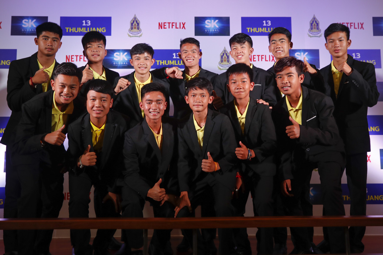 Bangkok, 2019. április 30.
A 2018. június 23-án a thaiföldi Tham Luang-barlangban rekedt ifjúsági labdarúgócsapat, a Thai Wild Boars tagjai és edzőjük, Ekapol Chantawong (k, felül) sajtótájékoztatón vesz részt Bangkokban 2019. április 30-án, ahol bejelentették, hogy az amerikai Netflix online tévészolgáltató vállalat minisorozatot készít a mentőakciójukról. A július 8. és 10. között lebonyolított mentőakció során a 11 és 16 év közötti gyerekekből, illetve 25 éves edzőjükből álló, 13 fős csoport minden tagját sikerült élve felszínre hozni a mentőalakulatoknak.
MTI/EPA/Diego Azubel