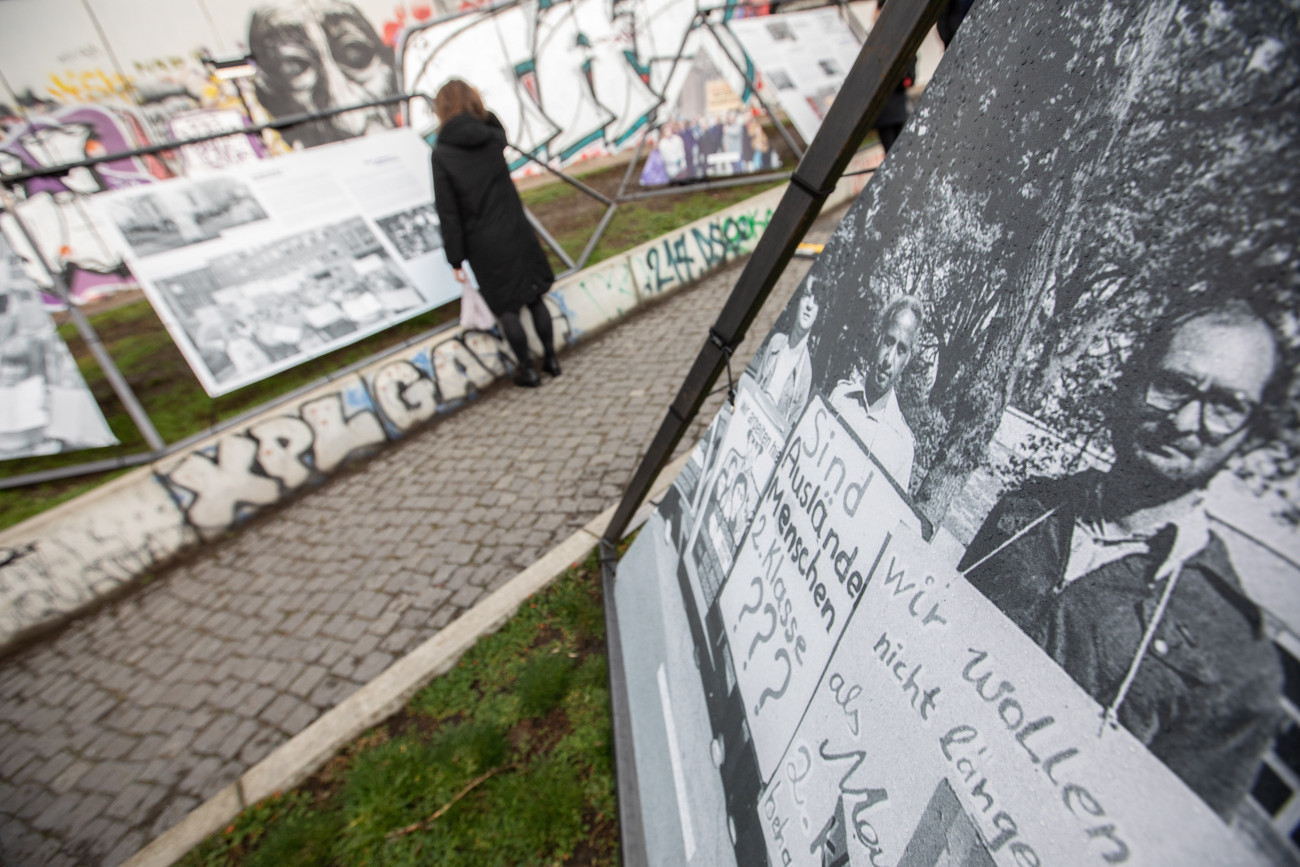 Berlin, 2019. november 4.
Látogató a berlini fal Keleti Oldali Galéria (East Side Gallery) nevű szakaszánál 2019. november 4-én,  öt nappal a berlini fal ledöntésének 30. évfordulója előtt.
MTI/EPA/Omer Messinger