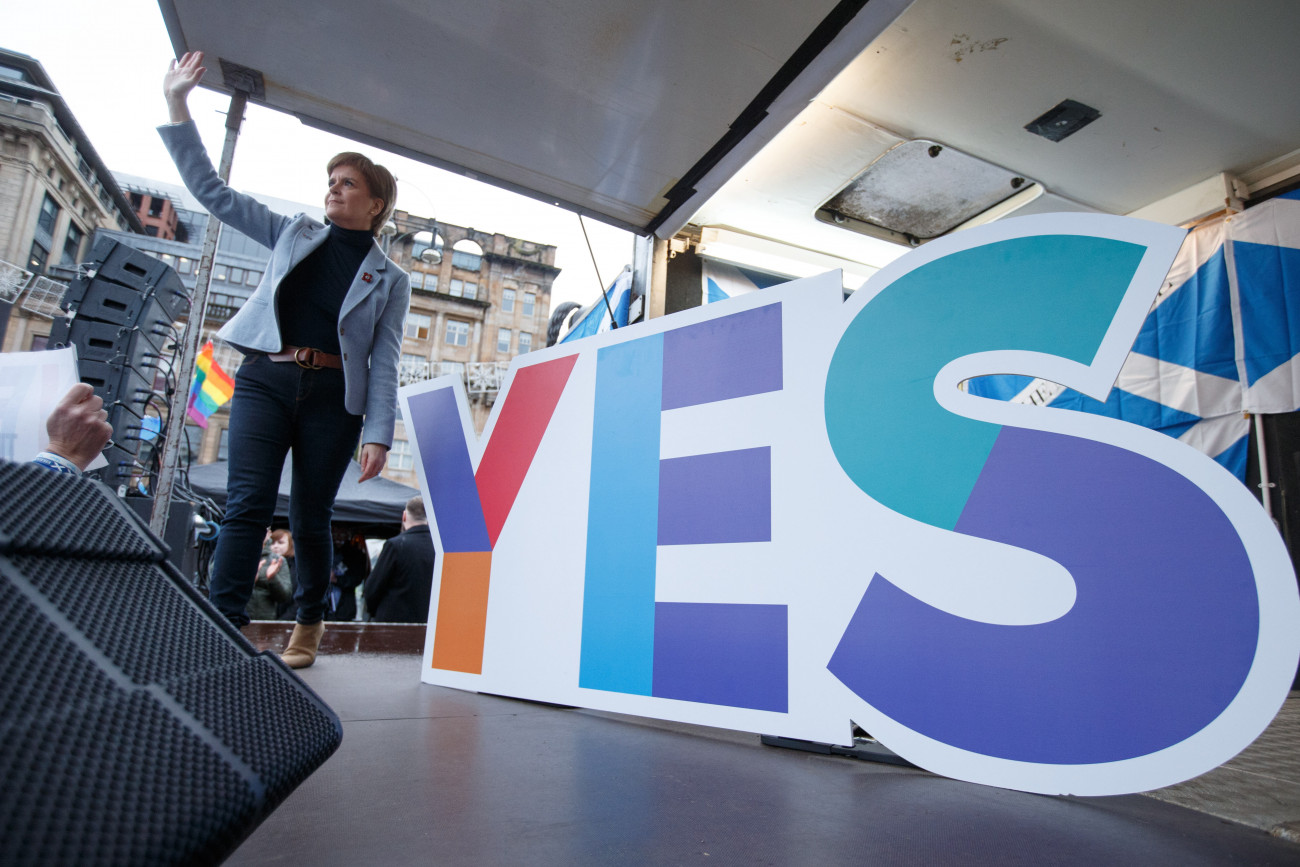 Glasgow, 2019. november 3.
Nicola Sturgeon, a Skóciában kormányzó, függetlenségre törekvő Skót Nemzeti Párt (SNP) vezetője a Skócia függetlenségéért szervezett glasgow-i megmozduláson 2019. november 2-án. A rendezvényen mintegy húszezren vettek részt. Sturgeon a napokban ígéretet tett arra, hogy még az idén ismét kérni fogja Londontól egy új függetlenségi népszavazás megtartását. A 2016-os brit EU-tagsági népszavazáson a skótok 62 százaléka a bennmaradásra voksolt.
MTI/EPA/Robert Perry