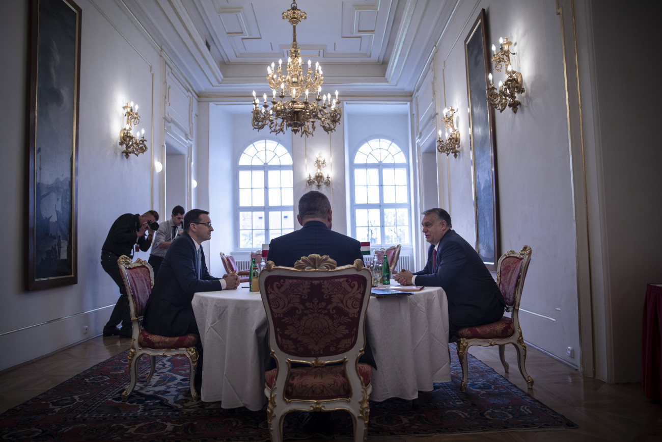 A Miniszterelnöki Sajtóiroda által közreadott képen Orbán Viktor miniszterelnök (j) a Kohézió Barátai csoport kormányfői találkozója előtt tartott V4-es egyeztetésen Prágában 2019. november 5-én. Balról Mateusz Morawiecki lengyel, háttal Peter Pellegrini szlovák kormányfő.
MTI/Miniszterelnöki Sajtóiroda/Fischer Zoltán