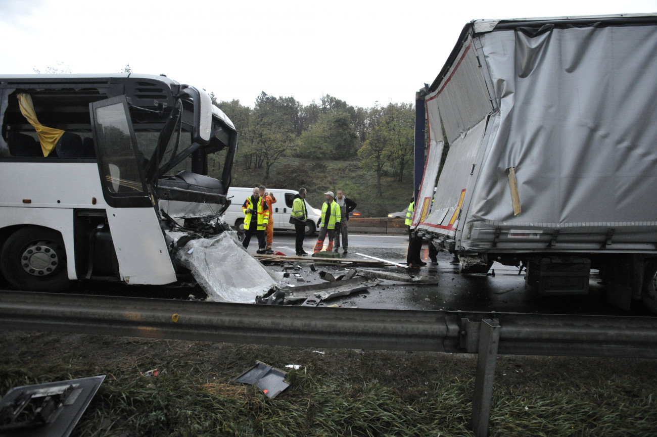 Gödöllő, 2019. november 5.
Összeroncsolódott kamion és autóbusz az M3-as autópálya Budapest felé vezető oldalán Gödöllőnél 2019. november 5-én. Az autóbusz a műszaki hibás kamionnak ütközött; a balesetben egy ember súlyosan egy könnyebben megsérült. A buszon nem utazott senki.
MTI/Mihádák Zoltán