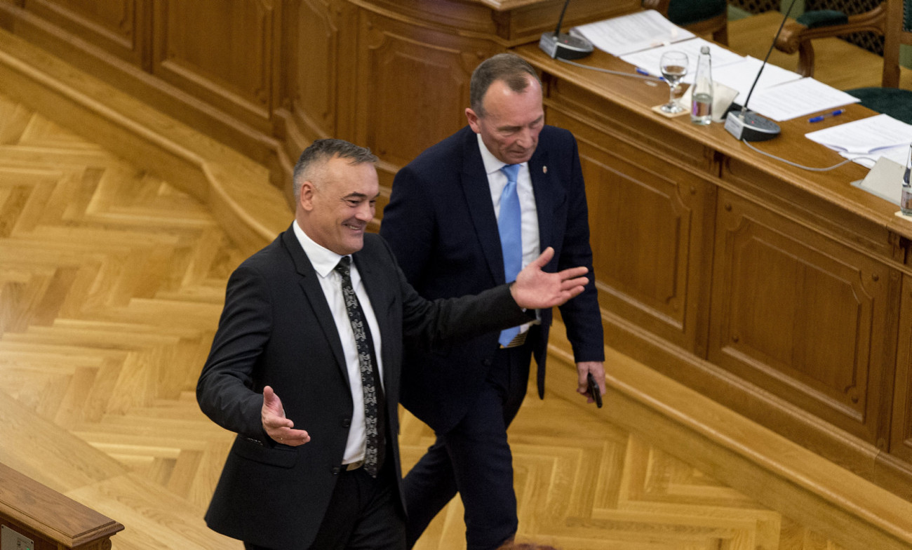 Borkai Zsolt megválasztott, de a posztjáról november 7-én délutáni határidővel lemondó polgármester érkezik a Győri Közgyűlés alakuló ülésére a városháza dísztermében 2019. november 7-én.
MTI/Krizsán Csaba
