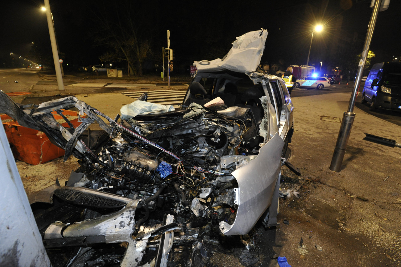 Budapest, 2019. november 8.
Összeroncsolódott személyautó a főváros IV. kerületében, a Külső Szilágyi út és a Megyeri út kereszteződésénél 2019. november 8-án hajnalban, miután a jármű villanyoszlopnak csapódott és kigyulladt. A balesetben egy ember meghalt.
MTI/Mihádák Zoltán