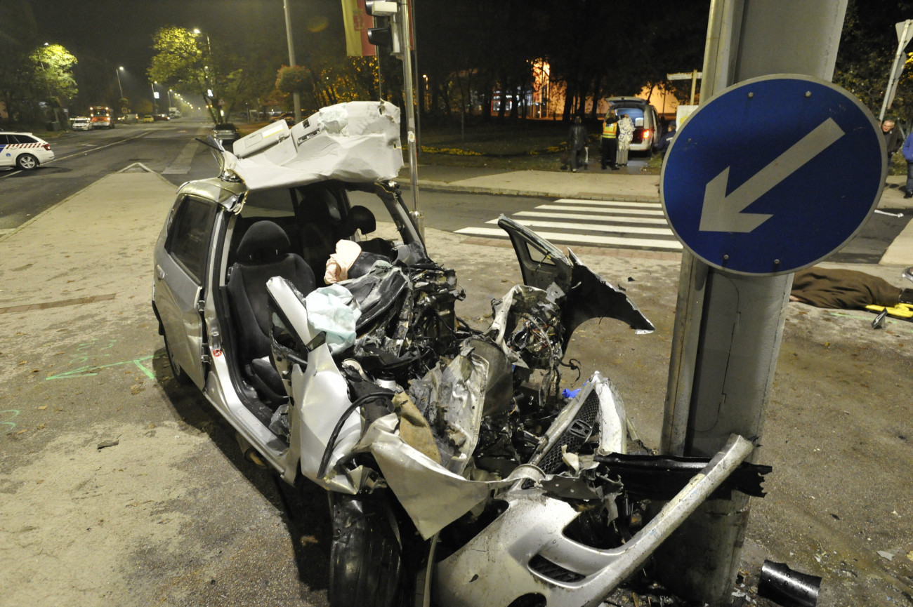 Budapest, 2019. november 8.
Összeroncsolódott személyautó a főváros IV. kerületében, a Külső Szilágyi út és a Megyeri út kereszteződésénél 2019. november 8-án hajnalban, miután a jármű villanyoszlopnak csapódott és kigyulladt. A balesetben egy ember meghalt.
MTI/Mihádák Zoltán