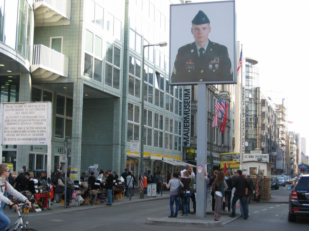 Berlin, 2010. október 3.
A Berlin amerikai és szovjet szektorát összekötő egykori határátkelő, a Checkpoint Charlie helyén álló oszlop, rajta egy amerikai katona portréja, valamint egy homokzsákokkal körülrakott őrbódé 2010. október 3-án. A környék ma a szuvenírárusok paradicsoma, az általuk jó pénzért kínált berlini falmaradványok feléről azonban laborvizsgálat kiderítette, hogy hamisítványok. (MTI/Dorogman László)