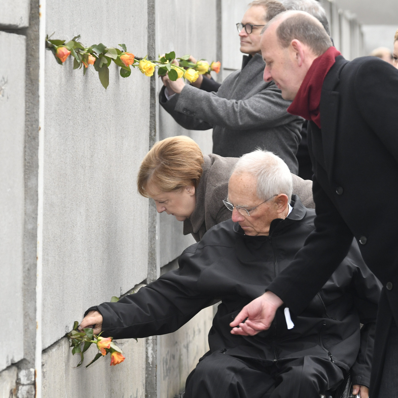 Berlin, 2019. november 9.
Angela Merkel német kancellár, Wolfgang Schäuble, a német parlamenti alsóház, a Bundestag elnöke Axel Klausmeier, az emlékhely (Gedenkstätte Berliner Mauer) igazgatója (b-j) virágot helyez el a berlini fal ledöntésének 30. évfordulója alkalmából tartott ünnepségen 2019. november 9-én.
MTI/Szigetváry Zsolt
