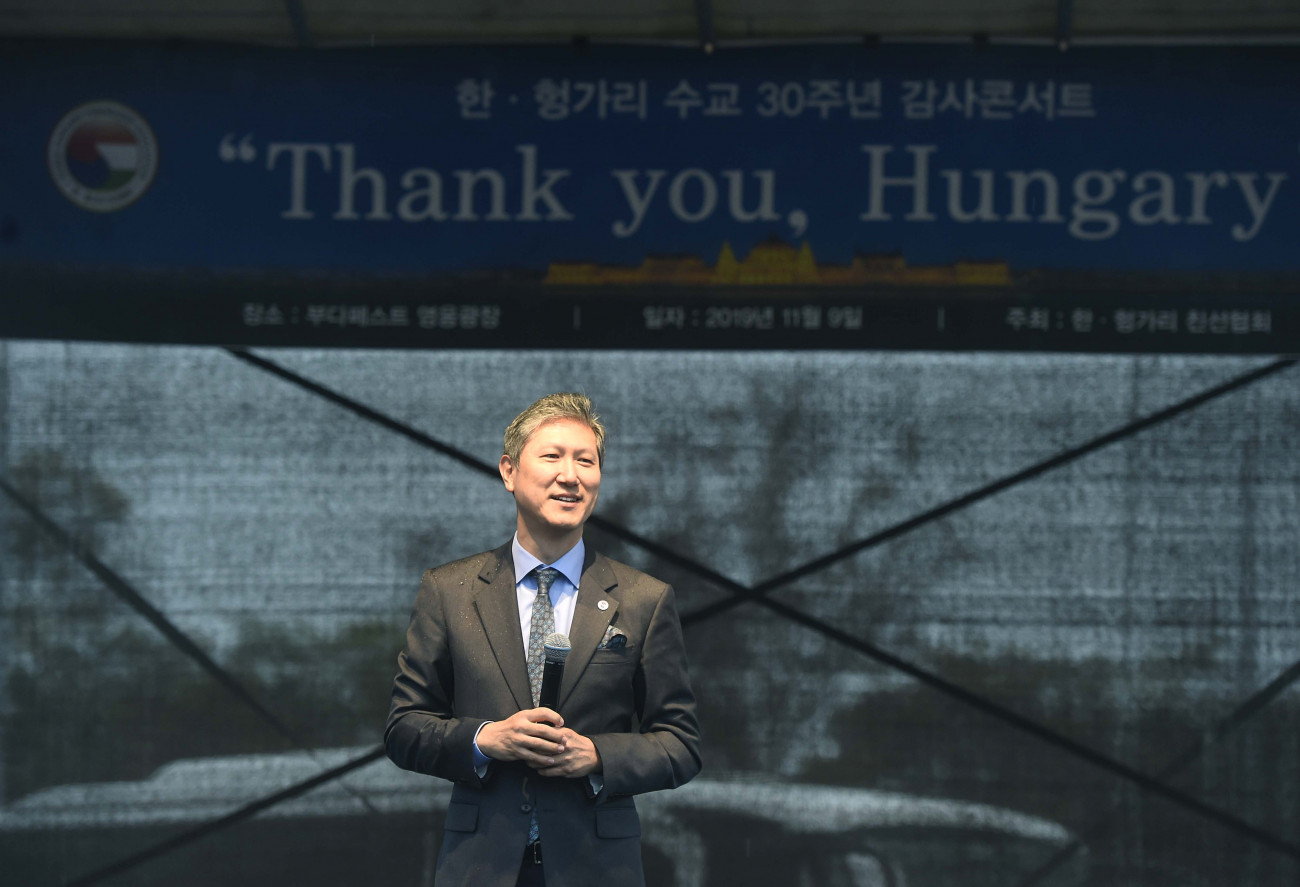 Ro Dzse Hon, a Koreai-Magyar Baráti társaság elnöke beszédet mond a Hősök terén 2019. november 9-én tartott rendezvényen, amelyen a Dél-Korea és és Magyarország közötti diplomáciai kapcsolatok 30 évvel ezelőtti megkötésére és a májusi dunai hajóbaleset áldozataira emlékeztek.
