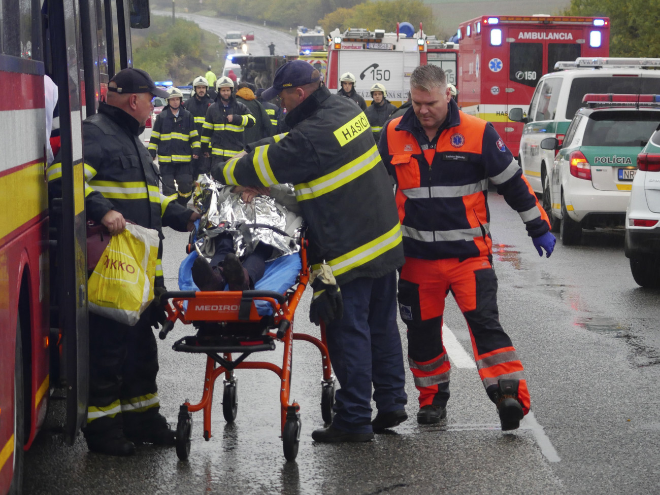 Nyitragerencsér, 2019. november 13.
Sebesültet visznek kórházba egy közúti baleset helyszínéről a nyugat-szlovákiai Nyitragerencsér közelében, ahol egy kamionnal ütközött egy autóbusz, amely az árokba szaladt és felborult 2019. november 13-án. A szerencsétlenségben legkevesebb tizenketten meghaltak, a sebesültek száma megközelíti a húszat.
MTI/AP/TASR/Milan Ivanic
