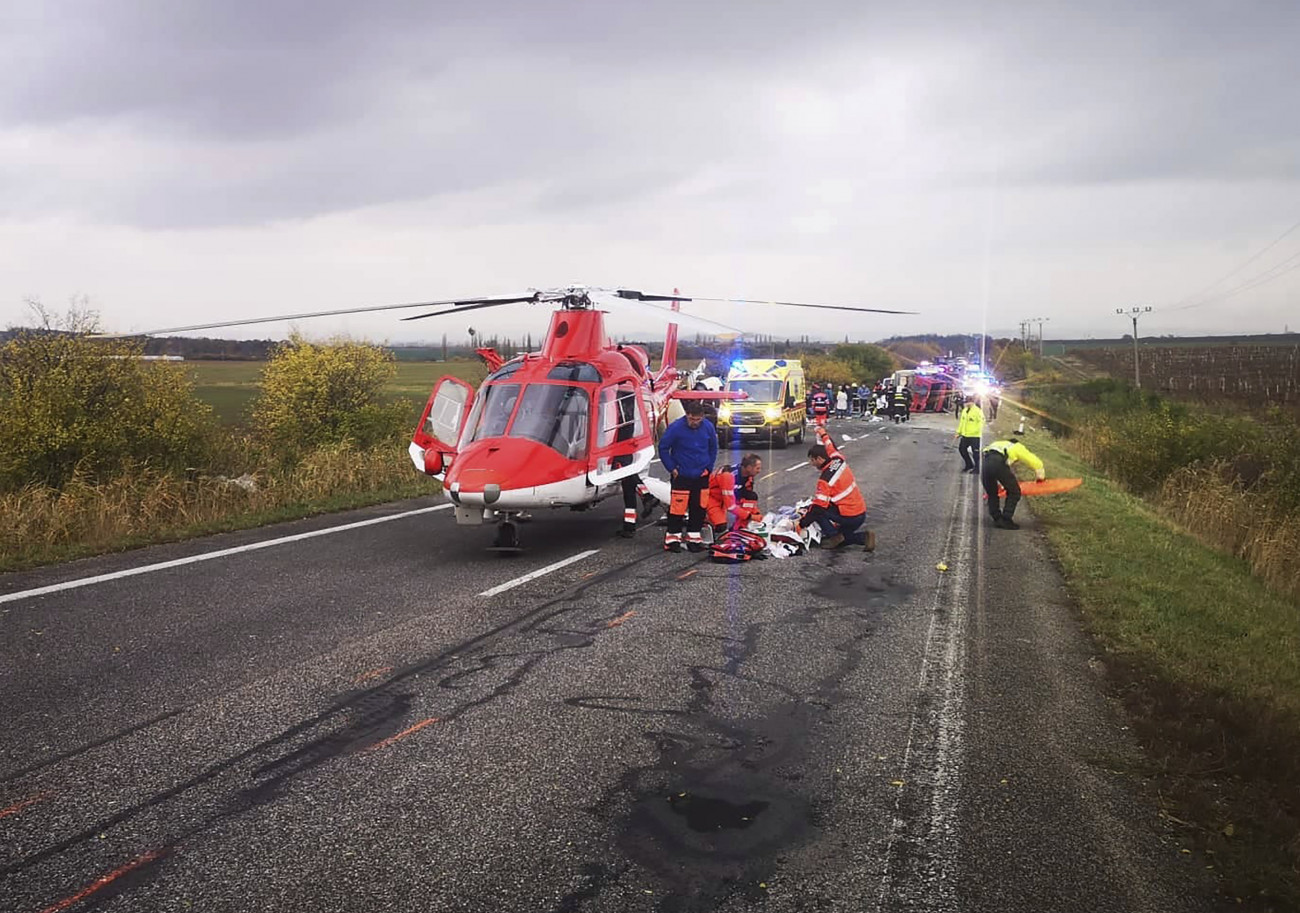 Nyitragerencsér, 2019. november 13.
Mentőhelikopter és mentőautó mellett dolgoznak szakemberek egy közúti baleset helyszínén, a nyugat-szlovákiai Nyitragerencsér közelében, ahol egy kamionnal ütközött egy autóbusz, amely az árokba szaladt és felborult 2019. november 13-án. A szerencsétlenségben legkevesebb tizenketten meghaltak, a sebesültek száma megközelíti a húszat.
MTI/AP/HaZZ-Presidium