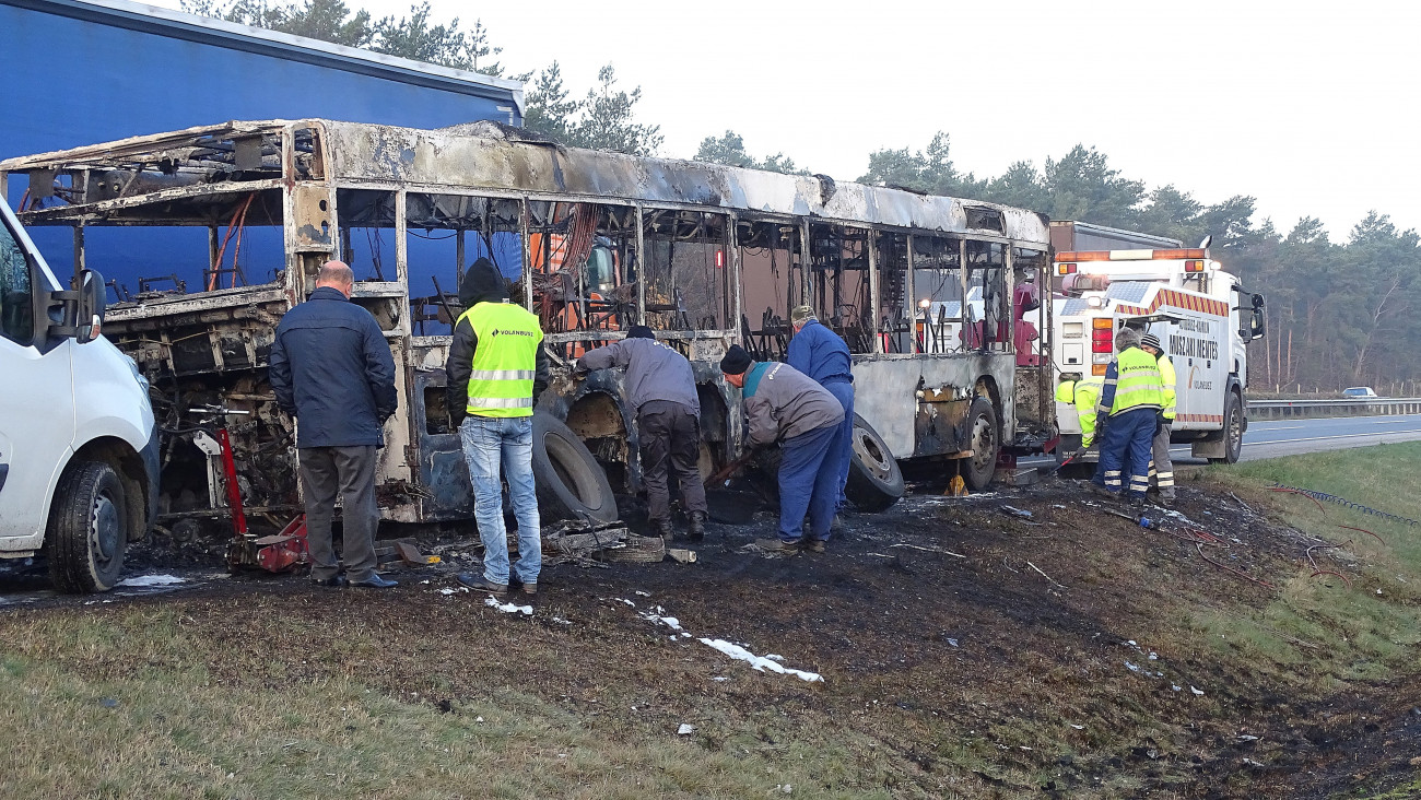 Kiégett autóbusz az M5 autópályán Inárcsnál 2019. november 14-én. A balesetben senki nem sérült meg.
MTI/Donka Ferenc
