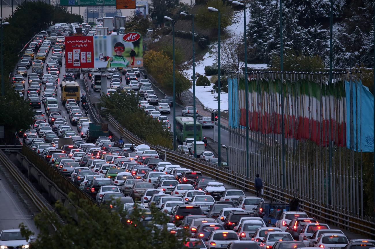 Járművek özönlenek el egy autópályát Teheránban 2019. november 16-án, miután a kormány az üzemanyagárak jelentős emelését és a jegyrendszeralapú tankolás bevezetését helyezte kilátásba. A bejelentés tiltakozásokat váltott ki, több mint negyven tüntetőt őrizetbe vettek. A távközlési minisztérium egy napra korlátozza a világháló elérhetőségét az iráni nemzetbiztonsági tanács utasítására. A törvényhozás rendkívüli ülést tart az ügyben.
MTI/EPA/Abedin Taherkenareh