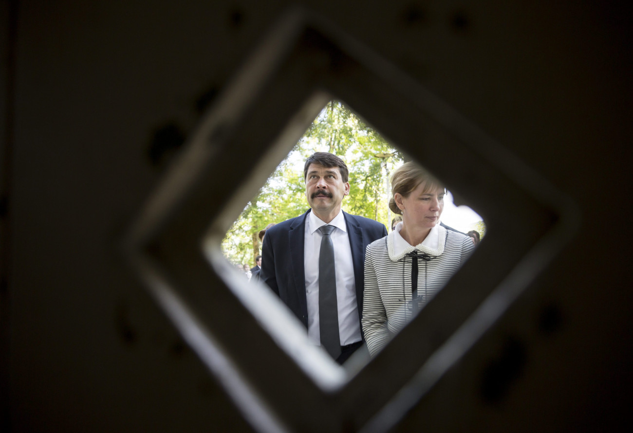 Marosvécs, 2016. május 15.
Áder János köztársasági elnök és felesége, Herczegh Anita az erélyi Marosvécsen, a Kemény-kastély előtt 2016. május 16-án.
MTI Fotó: Mohai Balázs