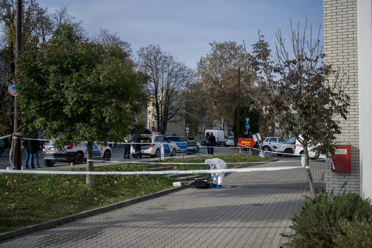 Pécs, 2019. november 19.
Bűnügyi helyszínelő egy pécsi bankfióknál, amelyet kirabolt egy férfi 2019. november19-én. Senki nem sérült meg, a tettest keresi a rendőrség.
MTI/Sóki Tamás