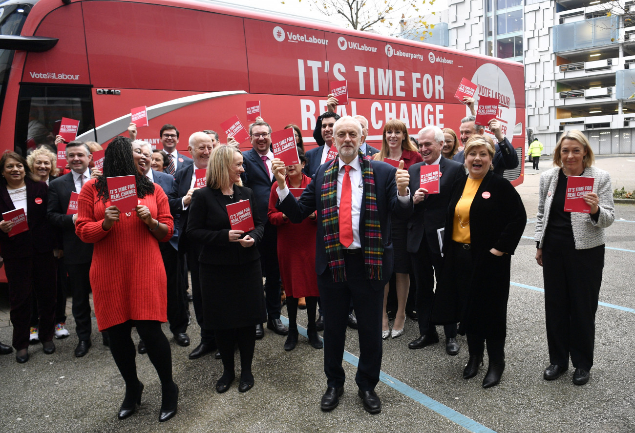 Birmingham (angol), 2019. november 21.
Jeremy Corbyn, a legnagyobb brit ellenzéki erő, a Munkáspárt vezetője (k) érkezik a párt Birminghamben tartott választási nagygyűlésére 2019. november 21-én. Nagy-Britanniában december 12-én tartanak előrehozott parlamenti választást.
MTI/EPA/Neil Hall