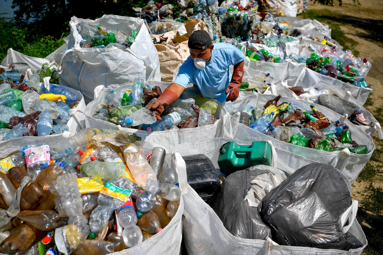 Kisköre, 2019. július 16.
A tavaszi árhullámokat követően összetorlódott mintegy nyolcezer tonna kommunális és növényi eredetű hulladékot válogatja egy munkás a kiskörei vízlépcsőnél 2019. július 16-án. Vízügyi, civil és vállalati együttműködés segíti a Tisza hulladékmentesítését, az idén rekordméretű szennyezés felszámolása legalább négy hónapot vesz majd igénybe.
MTI/Czeglédi Zsolt