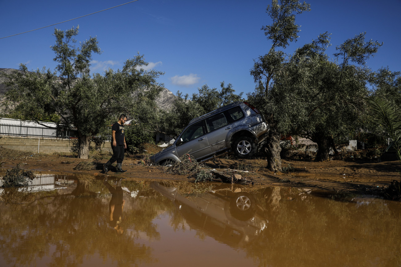 Kineta, 2019. november 25.
Elsodort autó az Athéntól csaknem 70 kilométerre nyugatra fekvő Kineta faluban 2019. november 25-én, miután az éjjel viharral kísért hatalmas eső zúdult a térségre. Az ítéletidőben két ember életét vesztette, több száz otthont víz és sár öntött el.
MTI/AP/Pétrosz Jannakurisz