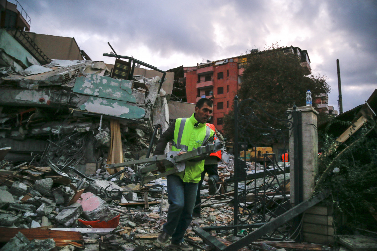 Durres, 2019. november 27.
Áldozatokat keresnek a romok között Durresben 2019. november 27-én, miután az előző nap 6,4-es erősségű földrengés volt Albánia nyugati részén. Legalább huszonöt ember életét vesztette, több mint hatszáz megsérült.
MTI/AP/Visar Kryeziu