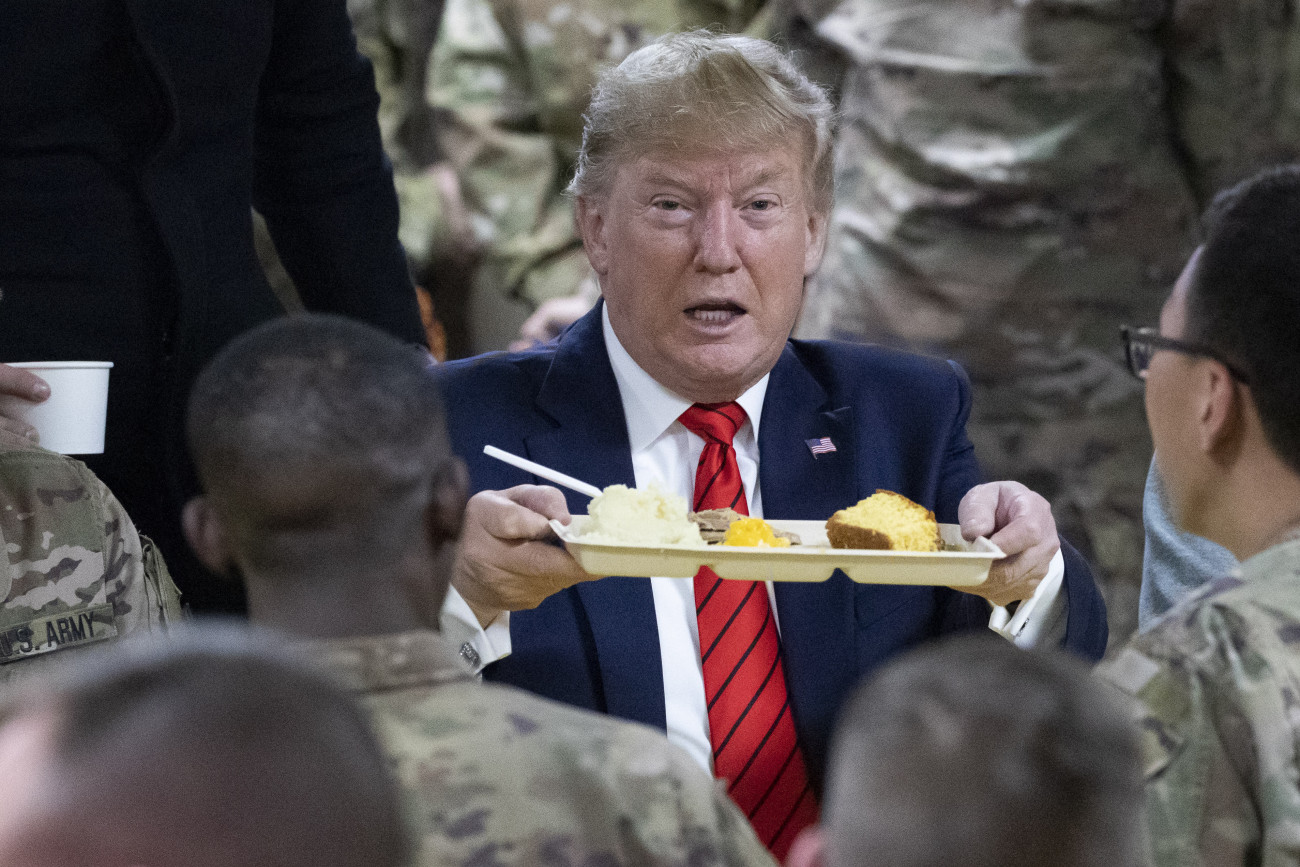 Donald Trump meglepetésszerű afganisztáni látogatása alatt kereste fel az amerikai bázist. 2019. november 28-án.
MTI/AP/Alex Brandon