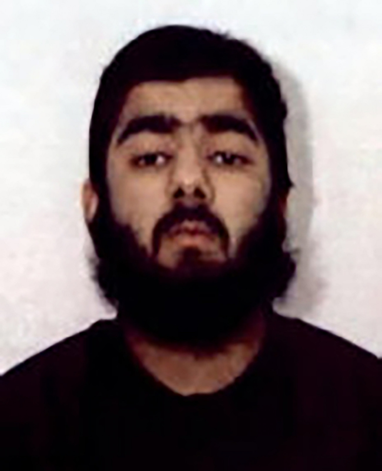 A West Midlands-i rendőrség által közreadott, dátumozatlan kép Usman Khanról, a 2019. november 29-i londoni késeléses támadás elkövetőjéről. A 28 éves Usman Khan robbantásos merényletek előkészülete és dzsihadista kiképzőtábor létrehozásának terve miatt 6 évet töltött börtönben, mielőtt 2018 decemberében próbaidőre szabadlábra helyezték. Khan 2019. november 29-én a brit főváros pénzügyi negyedében két embert megölt és hármat megsebesített, mielőtt járókelők lefogták, majd rendőrök agyonlőtték.
MTI/AP