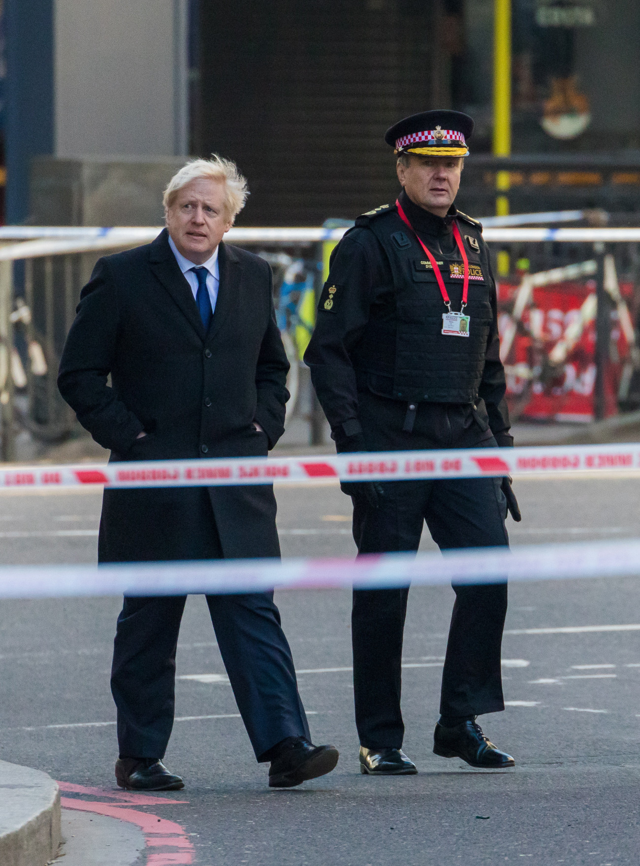 Boris Johnson brit miniszterelnök (k) Ian Dyson rendőrtiszt társaságában az előző napi késeléses támadás helyszínén, a brit főváros pénzügyi negyedében, a Cityben, a London híd végében 2019. november 30-án.  A támadó, a 28 éves Usman Khan két embert megölt és hármat megsebesített, mielőtt járókelők lefogták, majd rendőrök agyonlőtték.
MTI/EPA/Vickie Flores