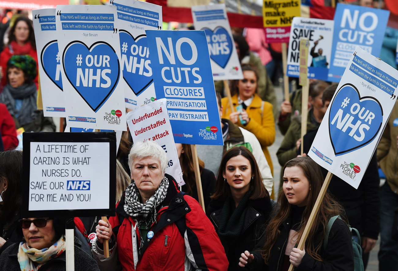 London, 2017. március 4.
A brit állami egészségügyi szolgálat (National Health Service - NHS) megvédéséért tüntetnek résztvevők a londoni parlament közelében 2017. március 4-én. (MTI/EPA/Andy Rain)