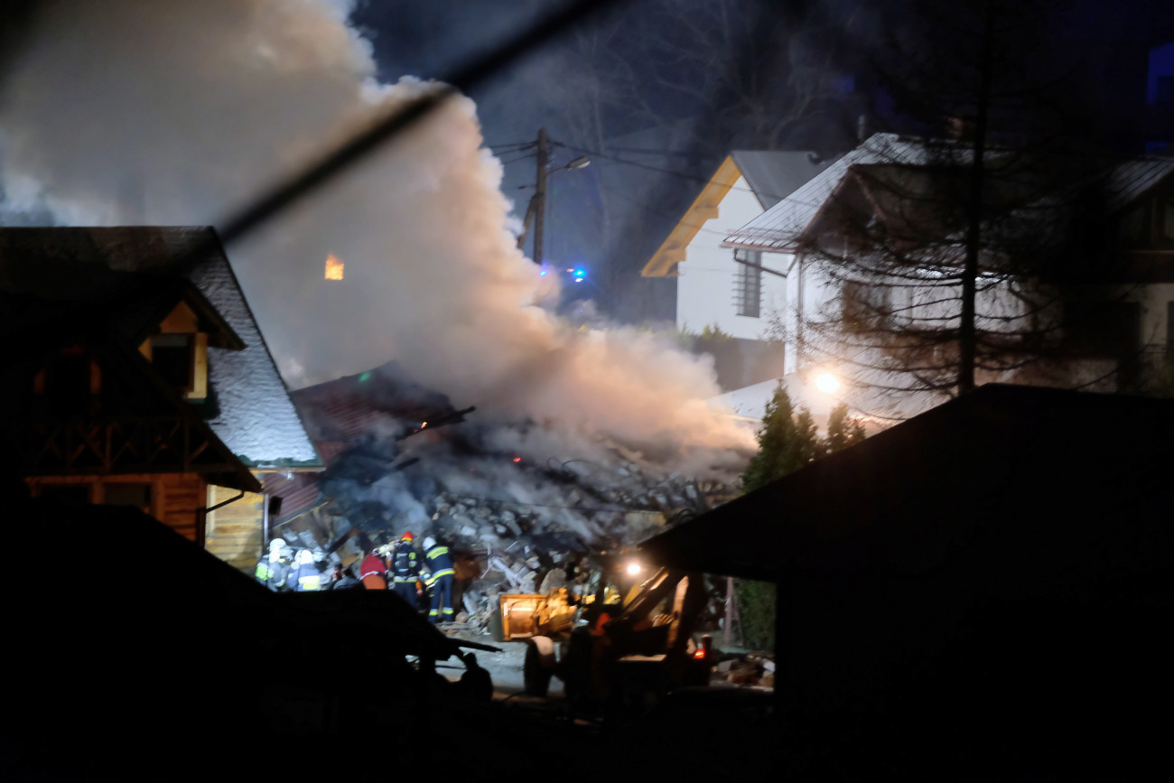 Szczyrk, 2019. december 5.
Tűzoltók dolgoznak egy gázszivárgás miatt felrobbant családi ház romjainál a sziléziai Szczyrk hegyi síközpontban 2019. december 4-én. A detonációban öten életüket vesztették, a hatóságok három eltűnt embert keresnek.
MTI/PAP/Hanna Bardo