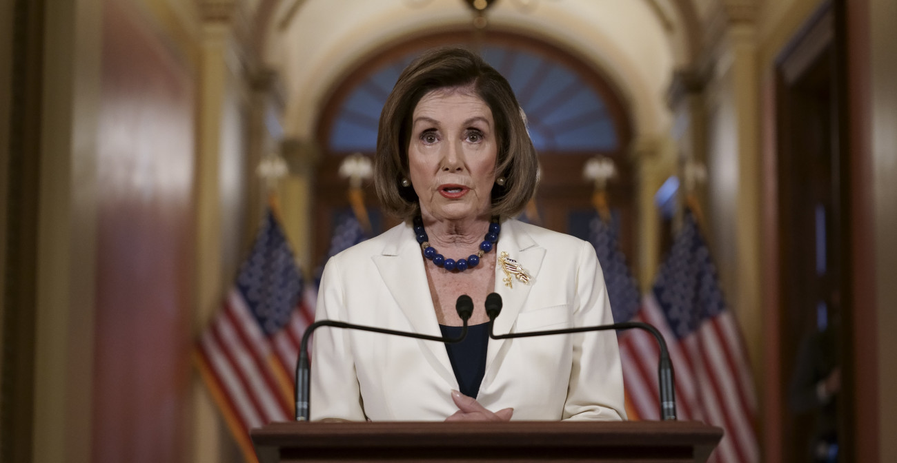 Nancy Pelosi, az amerikai képviselőház demokrata párti elnöke nyilatkozik a törvényhozás, a Kongresszus washingtoni épületében, a Capitoliumban 2019. december 5-én. Pelosi felkérte  a képviselőház igazságügyi bizottságának elnökét, hogy állítsa össze a vádiratot, amelynek alapján megindíthatják az alkotmányos felelősségre vonási eljárást Donald Trump elnök ellen.
MTI/AP/J. Scott Applewhite